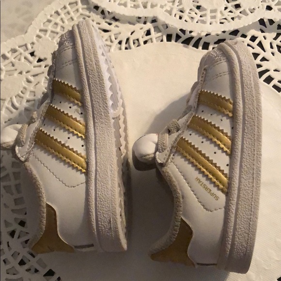 ADIDAS GOLD AND WHITE SUPERSTAR BABY SHOES 4K - Picture 7 of 8